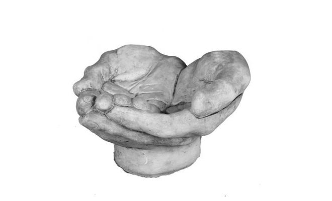 Gevouwen handen, beton, l 32 cm, b 21 cm, h 21 cm - afbeelding 1