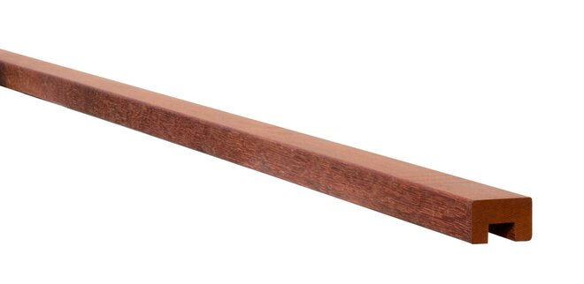 Hardhouten geschaafde damwandregel met sponning, 4,5 x 6,8 x 200 cm.